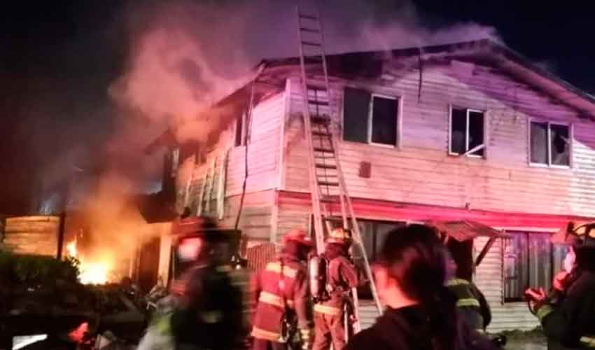 Vecinos increparon a bomberos en pleno incendio