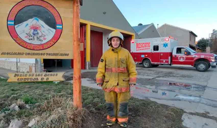 La bombera que hace algo más que combatir el fuego