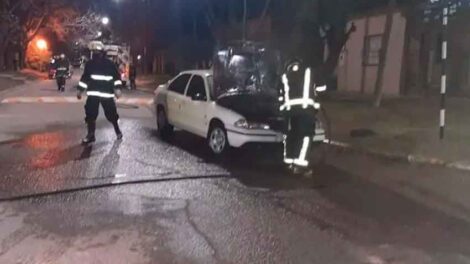 Una bombera resultó herida cuando apagaba el incendio de un auto