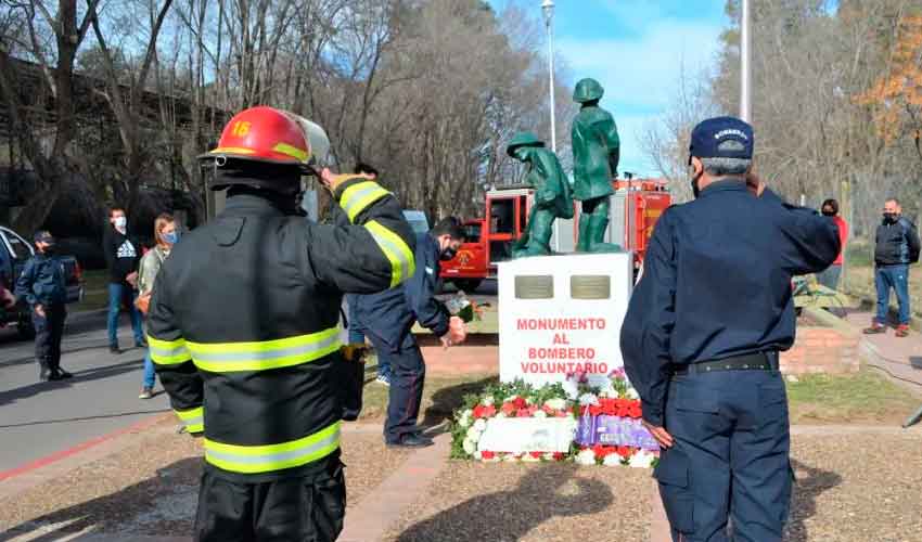 Homenajearon a los bomberos caídos en PRODINCO