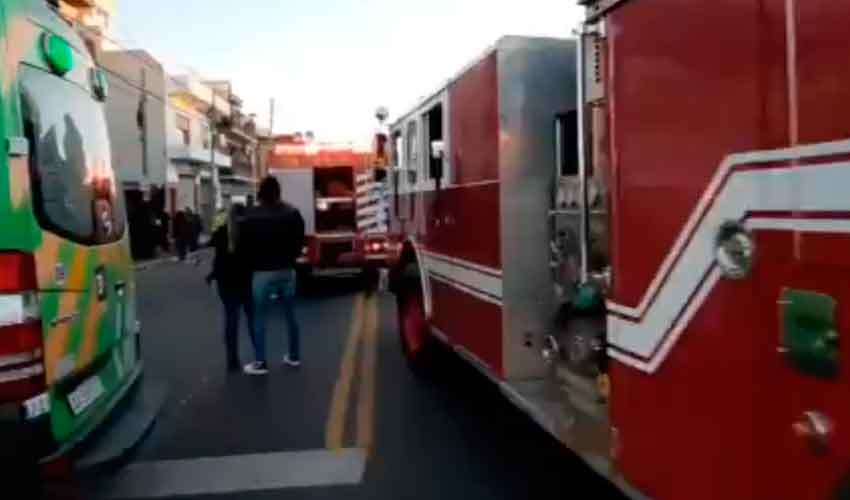 Incendio fatal: murió un bombero y hay dos heridos graves