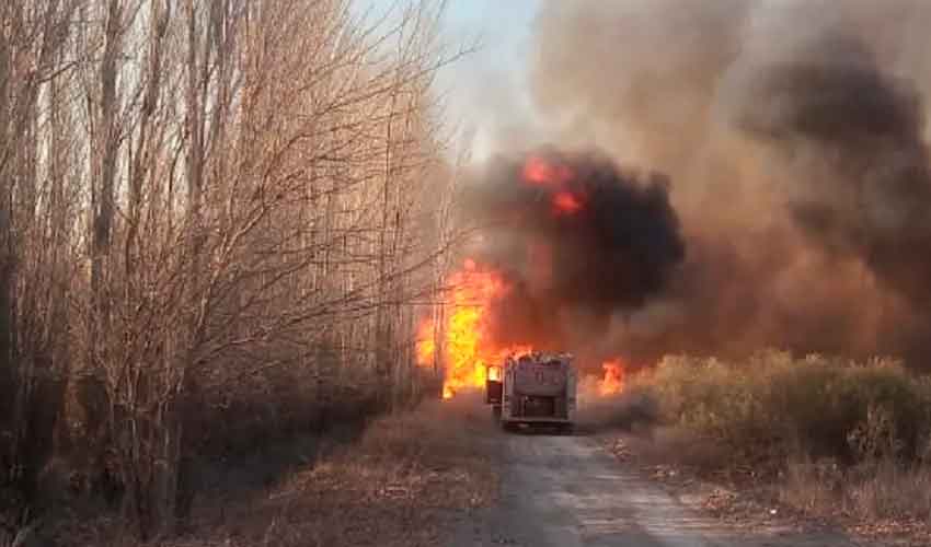 Un camión de bomberos se quemó y hospitalizaron a tres bomberos