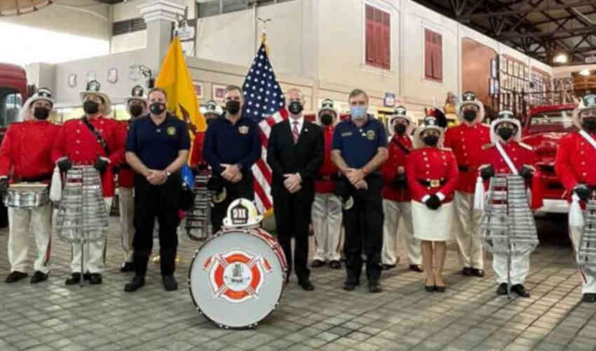 Bomberos de Guayaquil homenajean a bomberos caídos el 11-S