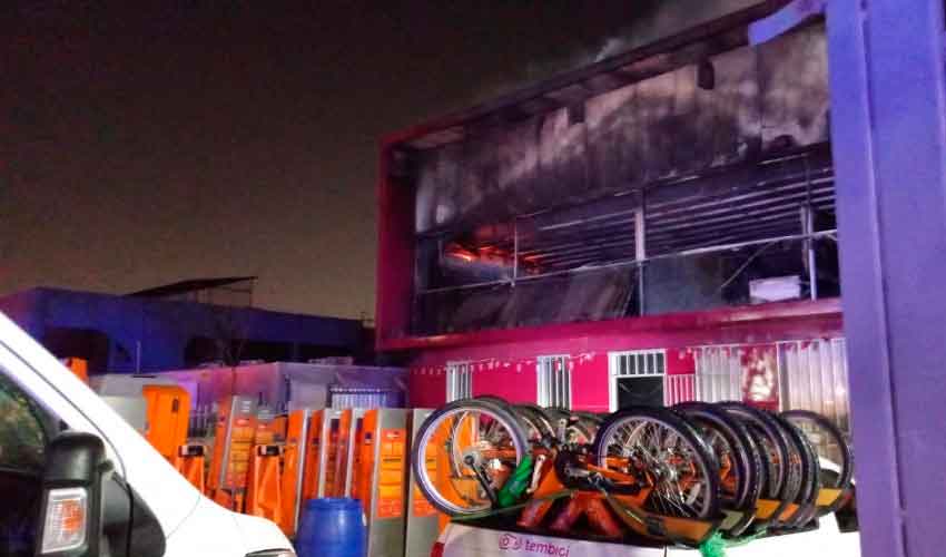 Dos bomberos lesionados en gigantesco incendio en bodega de bicicletas