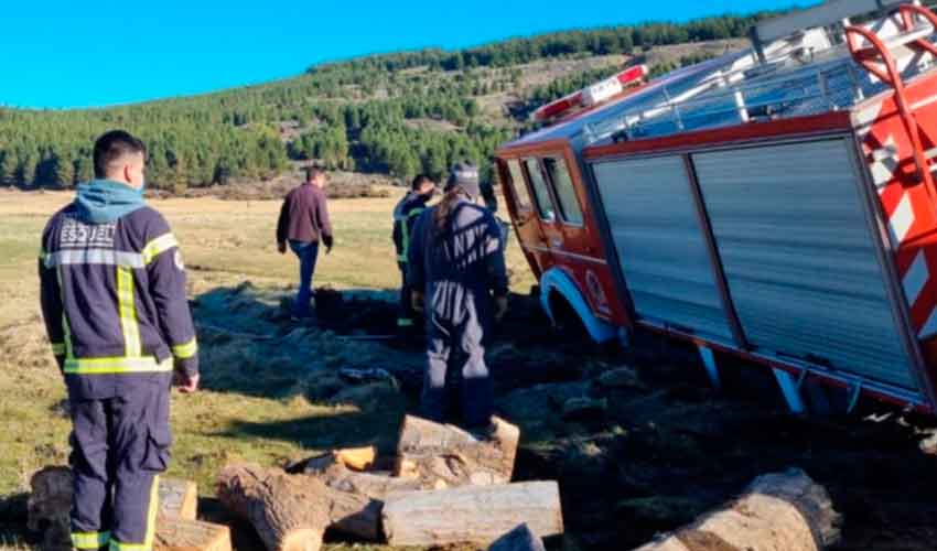 Un camión de Bomberos Voluntarios de Esquel quedó encajado