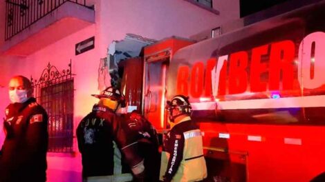 Carro de bomberos se mete a casa en Constituyentes tras chocar contra tráiler