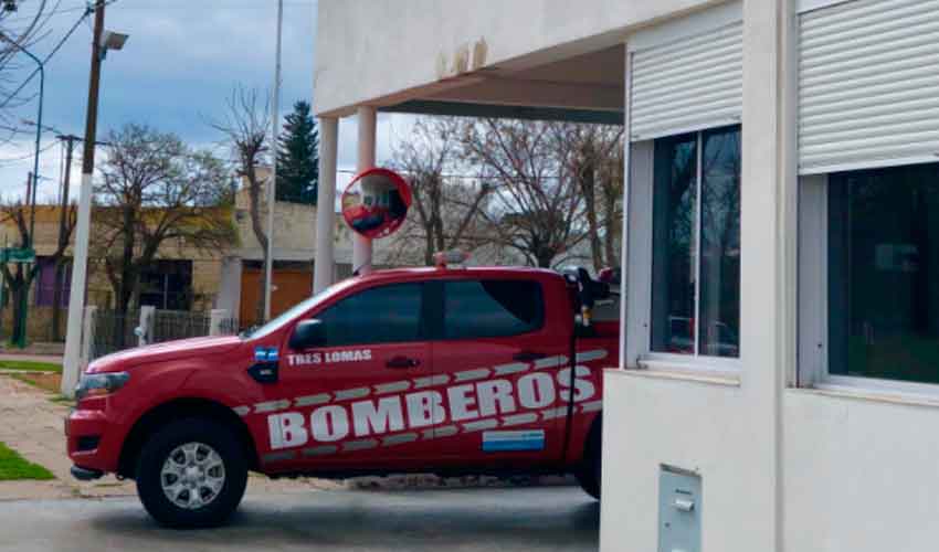 Bomberos de Tres Lomas realizó la instalación de una nueva antena