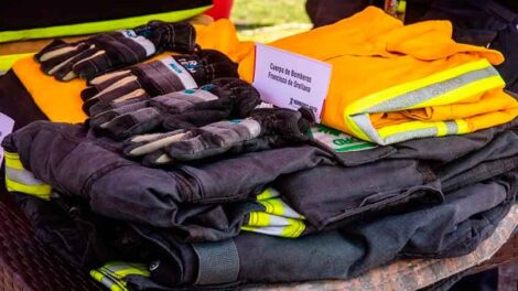 Bomberos Quito dona equipamiento a cuerpos de bomberos del país