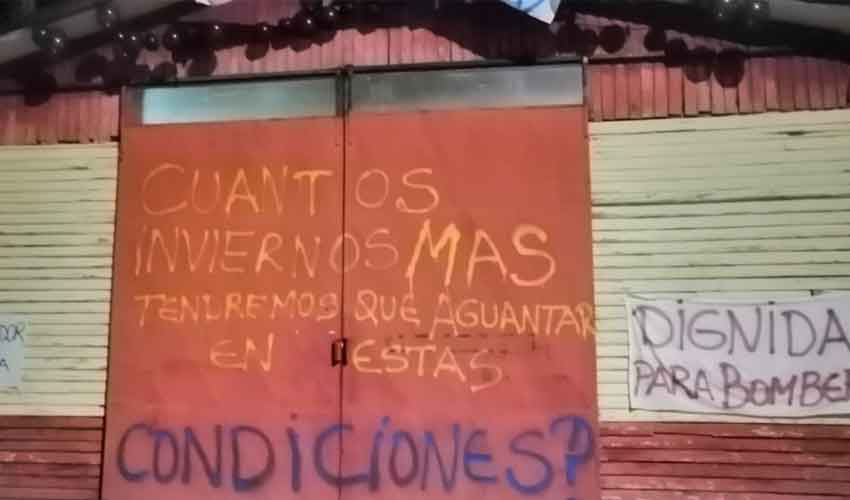 Bomberos de Lonquimay protestan por mejores condiciones de infraestructura 