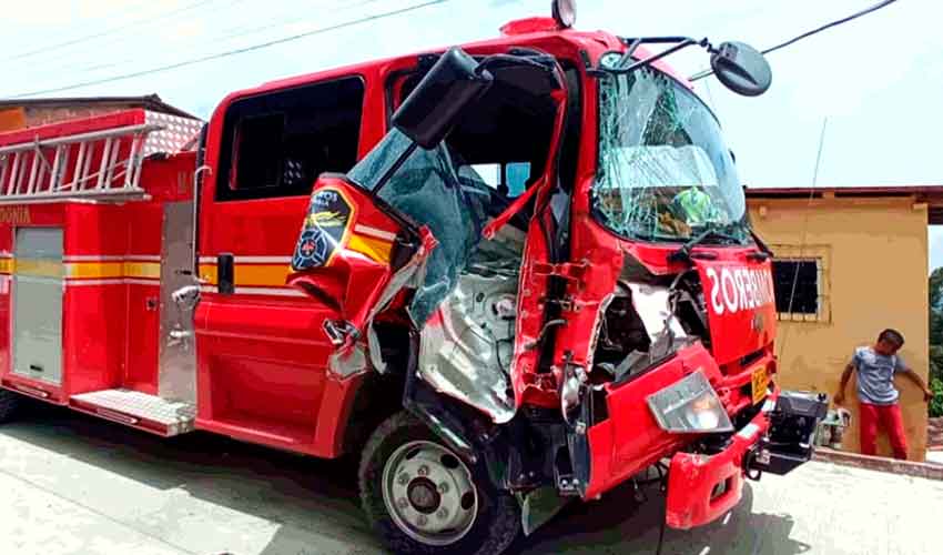 Carro de bomberos de Fredonia se chocó contra camión de basuras