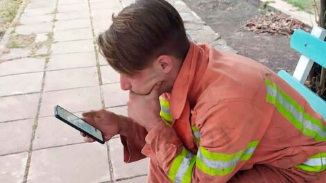 Un bombero rindió un examen mientras combatía un incendio