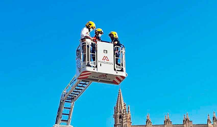 Bomberos reciben una autoescala que alcanza los 32 metros de altura
