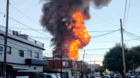 Bomberos controlaron voraz incendio en una fábrica de pinturas