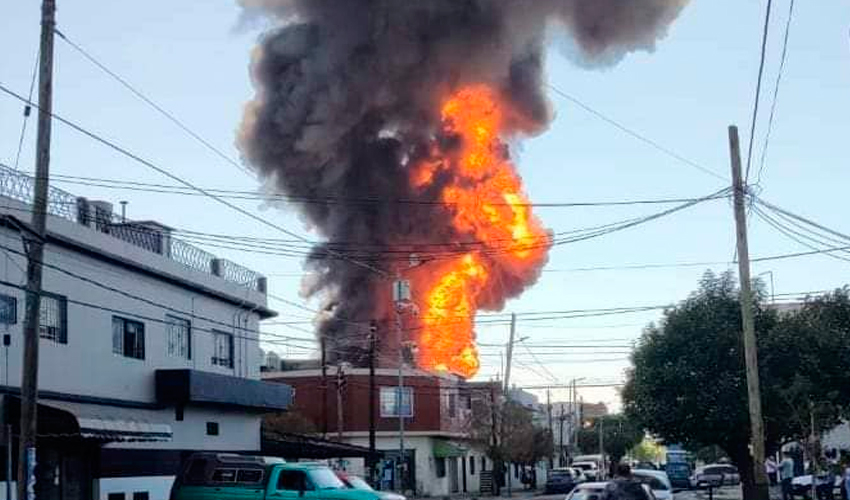 Bomberos controlaron voraz incendio en una fábrica de pinturas