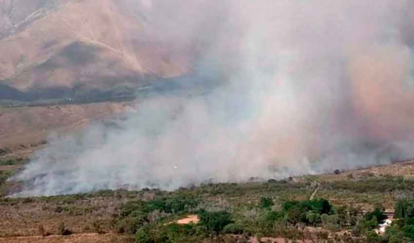 Bomberos combaten un incendio en el Valle de Traslasierra