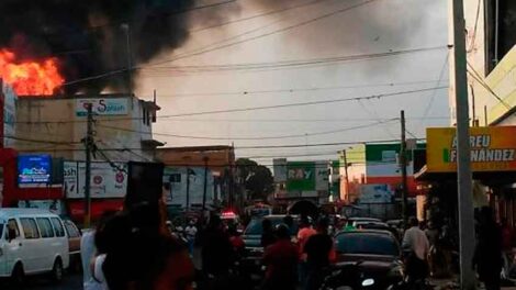 Mueren tres bomberos sofocando incendio de una tienda de textiles