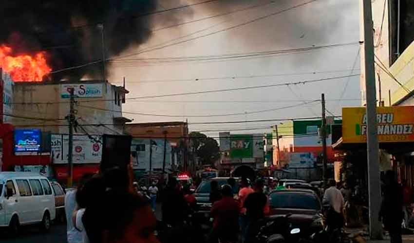 Mueren tres bomberos sofocando incendio de una tienda de textiles
