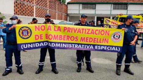 Bomberos marcharon contra falta de apoyo de la Alcaldía de Medellín
