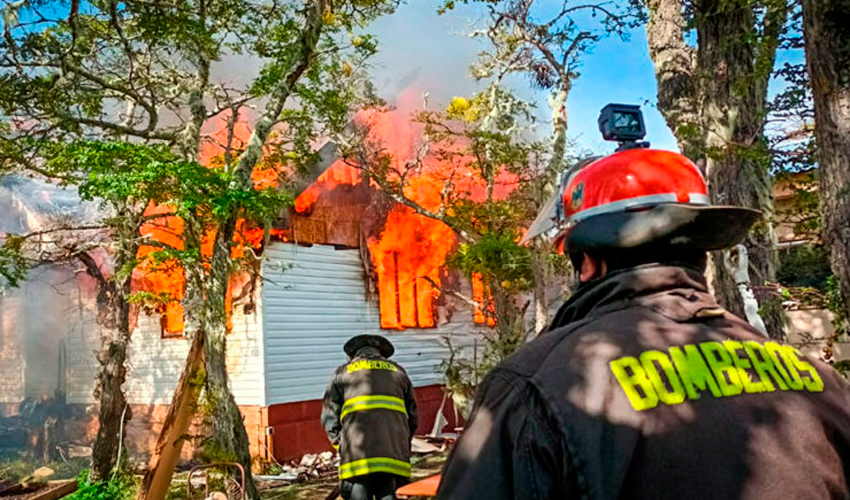 Un bomberos lesionado y una casa destruida dejó incendio