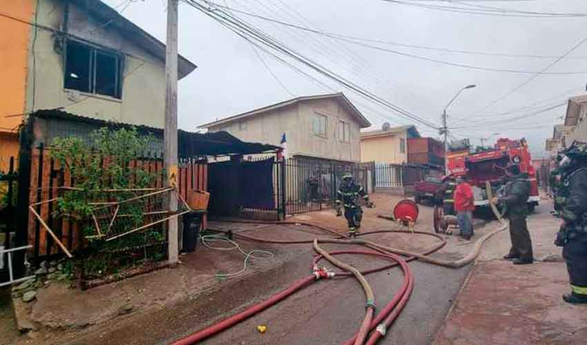 Cinco bomberos resultan electrocutados en incendio