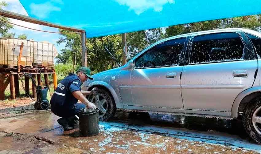 Bomberos pusieron un lavadero para recaudar fondos