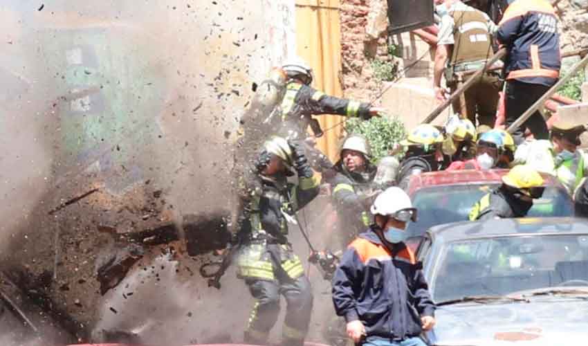 Se salvaron por un segundo: bomberos escapan durante derrumbe de iglesia