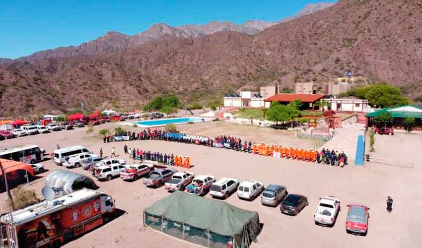 Llegaron bomberos de todo el país a Tinogasta