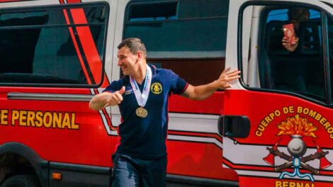 Bomberos de Bernal recibió con honores a David Cassani