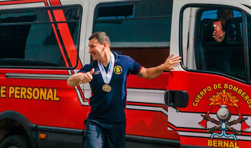 Bomberos de Bernal recibió con honores a David Cassani