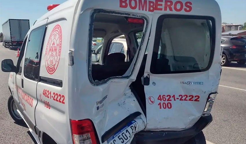 Unidad de Bomberos involucrada en choque múltiple