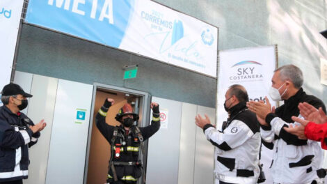  “Corremos por la Vida”: Cerca de 800 bomberos subieron la Torre Costanera