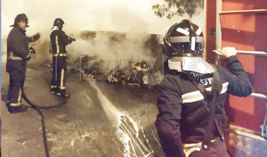 La Policía escolta a los Bomberos tras la quema de contenedores