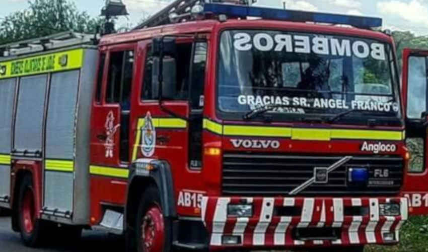 Bomberos de Luque lavan autos para recaudar fondos