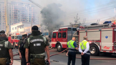 Gigantesco incendio y cuatro bomberos lesionados