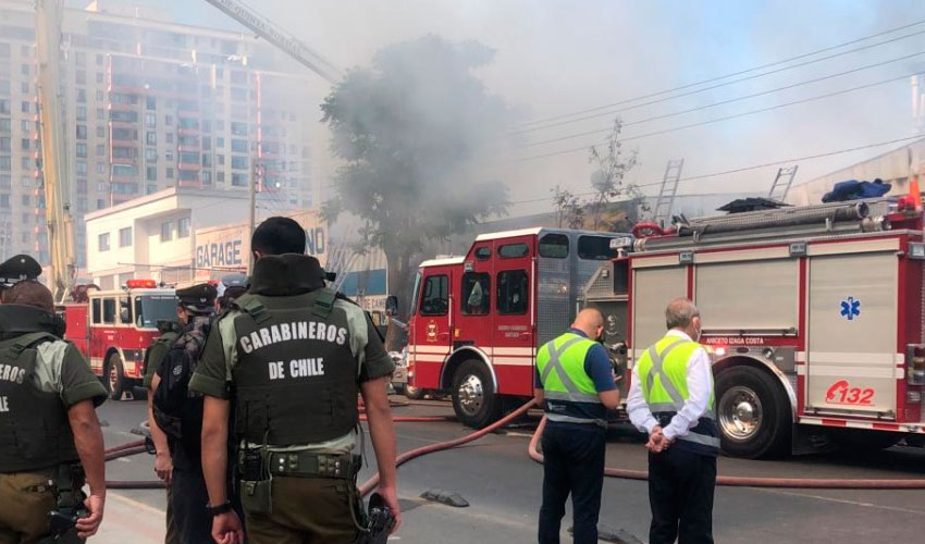 Gigantesco incendio y cuatro bomberos lesionados