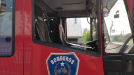 Apedrean carro de Bomberos que trabajaba en un rescate animal