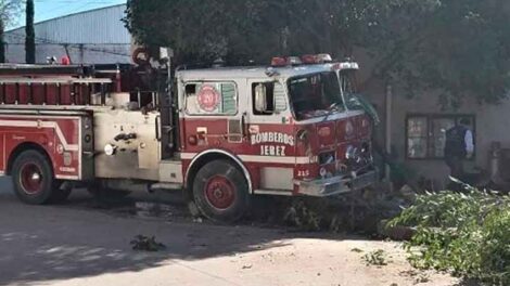 Choca camión de Bomberos cuando se dirigía a atender un incendio