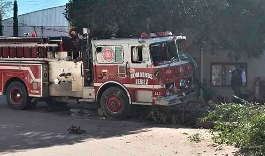 Choca camión de Bomberos cuando se dirigía a atender un incendio