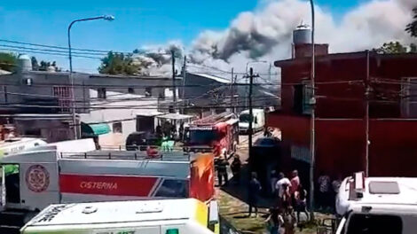 Bomberos controlaron un incendio en una fábrica de químicos