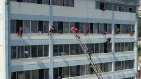 Bomberos ayudó al Viejo Pascuero a visitar a niños hospitalizados