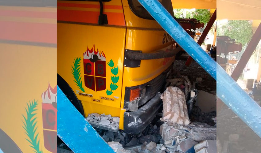 Chocan y causan destrozos en cuartel de Bomberos Voluntarios