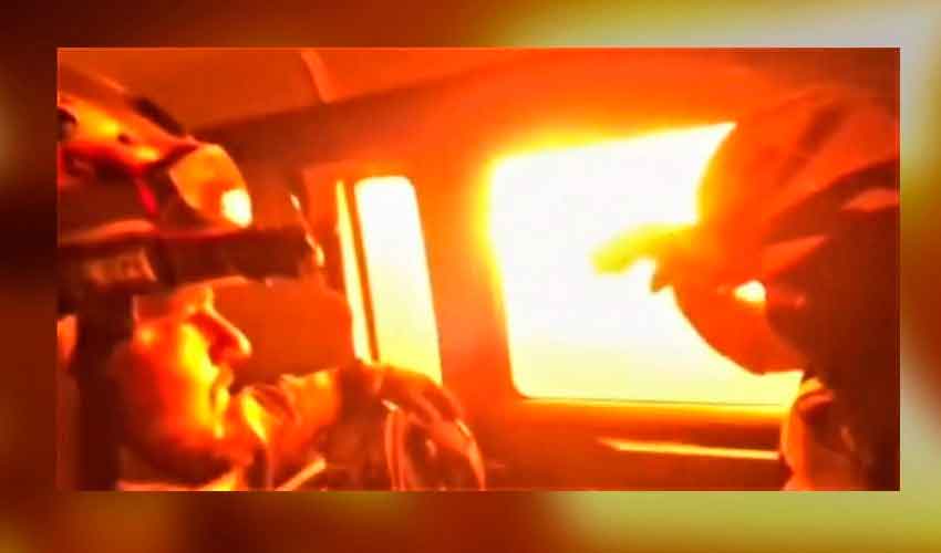 Video muestra a Bomberos pasando por el centro del incendio forestal