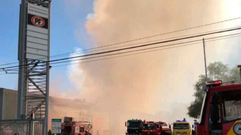 Enorme incendio destruye bodegas en San Bernardo