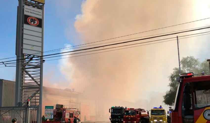 Enorme incendio destruye bodegas en San Bernardo