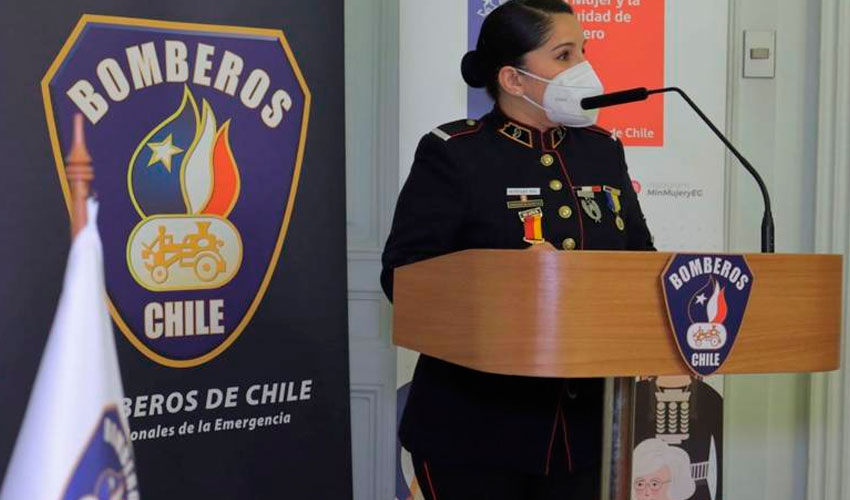 Bomberos de Chile se compromete a erradicar de la institución la violencia de género