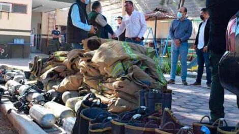 Entregan equipo a Protección Civil y los Bomberos