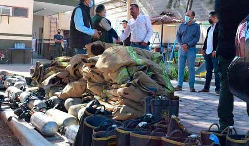 Entregan equipo a Protección Civil y los Bomberos