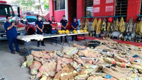 Donan equipo a Bomberos