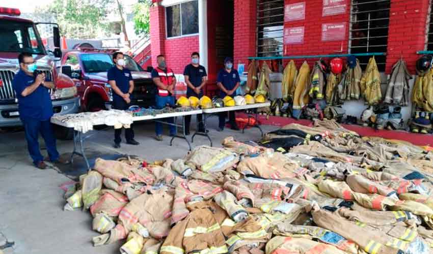 Donan equipo a Bomberos