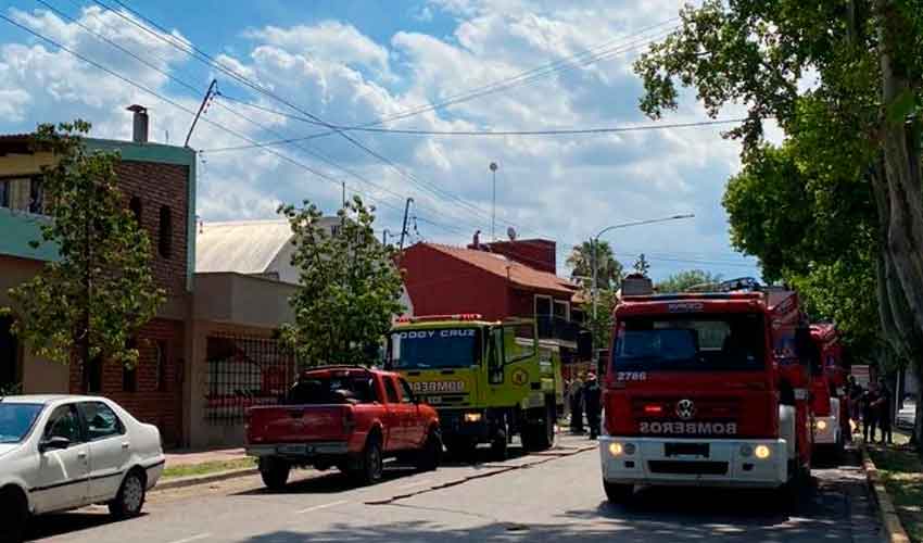 Se incendió una fábrica con productos químicos en Maipú